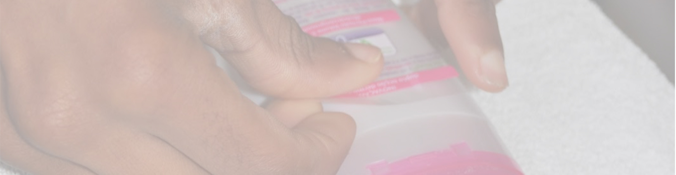 ”Gostámos muito da experiência na empresa Pangiter. Estivemos a colar etiquetas grandes e pequenas em embalagens de champôs e cremes para o cabelo. No fim, colocámos as embalagens no tapete rolante para imprimir um número. Gostámos muito desta empresa porque este trabalho é muito importante para nós e foram todos muito simpáticos.”